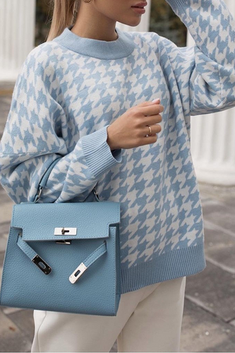 Stilla | Pullover med kontrasterende rundhalsudskæring i geometrisk patchwork mode gade