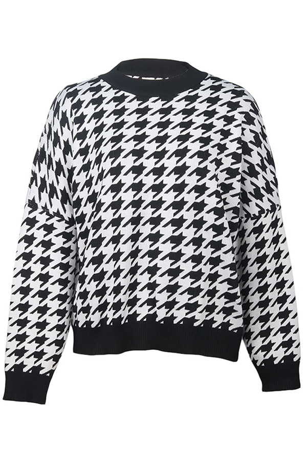 Stilla | Pullover med kontrasterende rundhalsudskæring i geometrisk patchwork mode gade