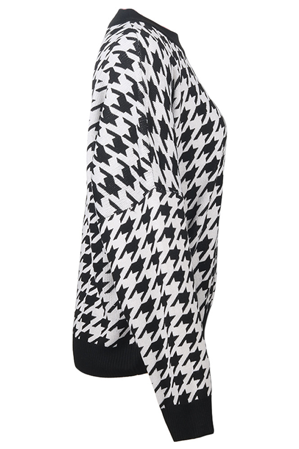 Stilla | Pullover med kontrasterende rundhalsudskæring i geometrisk patchwork mode gade
