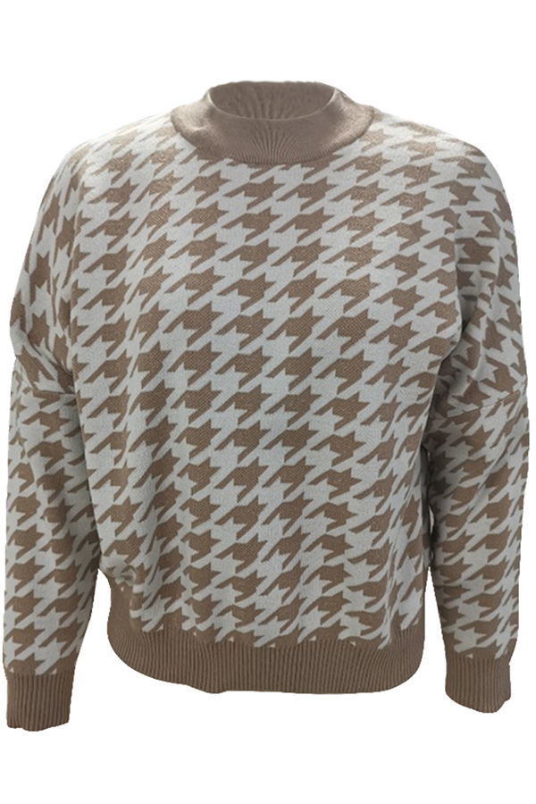 Stilla | Pullover med kontrasterende rundhalsudskæring i geometrisk patchwork mode gade