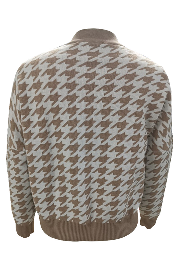 Stilla | Pullover med kontrasterende rundhalsudskæring i geometrisk patchwork mode gade
