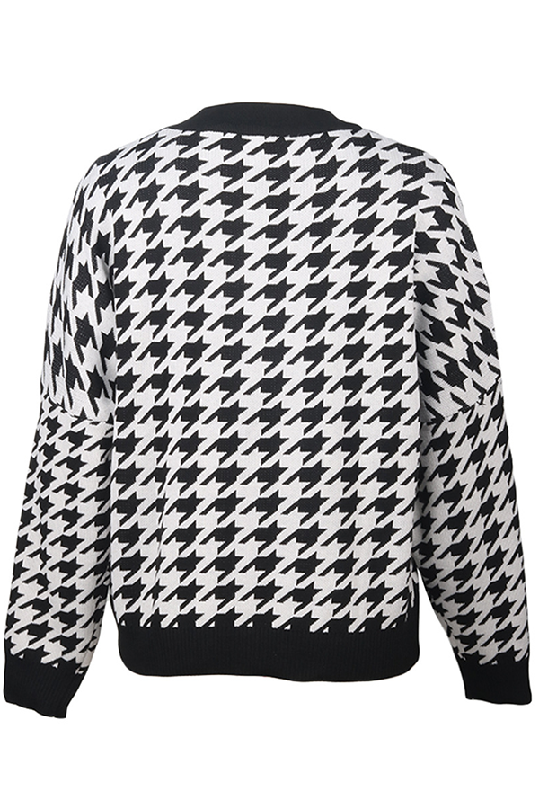 Stilla | Pullover med kontrasterende rundhalsudskæring i geometrisk patchwork mode gade
