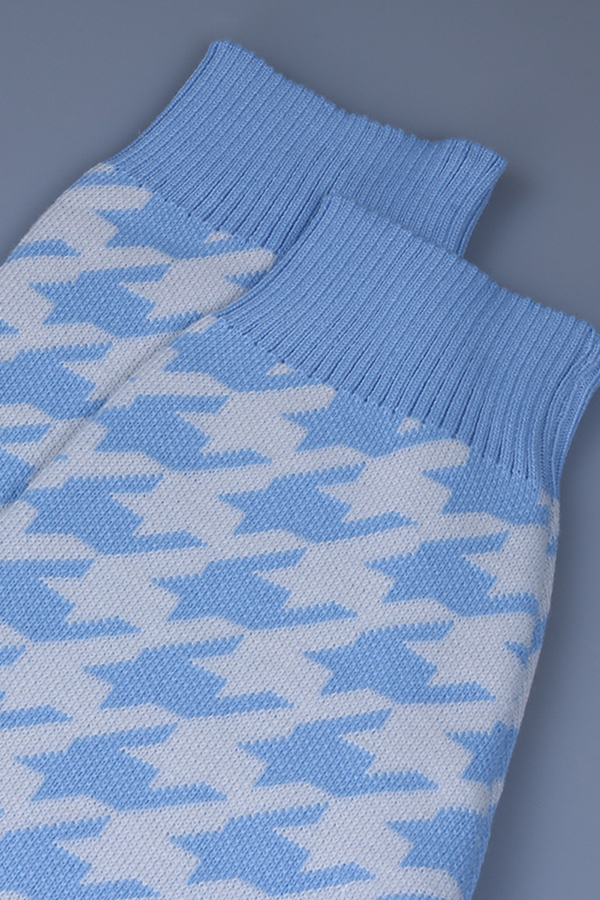 Stilla | Pullover med kontrasterende rundhalsudskæring i geometrisk patchwork mode gade