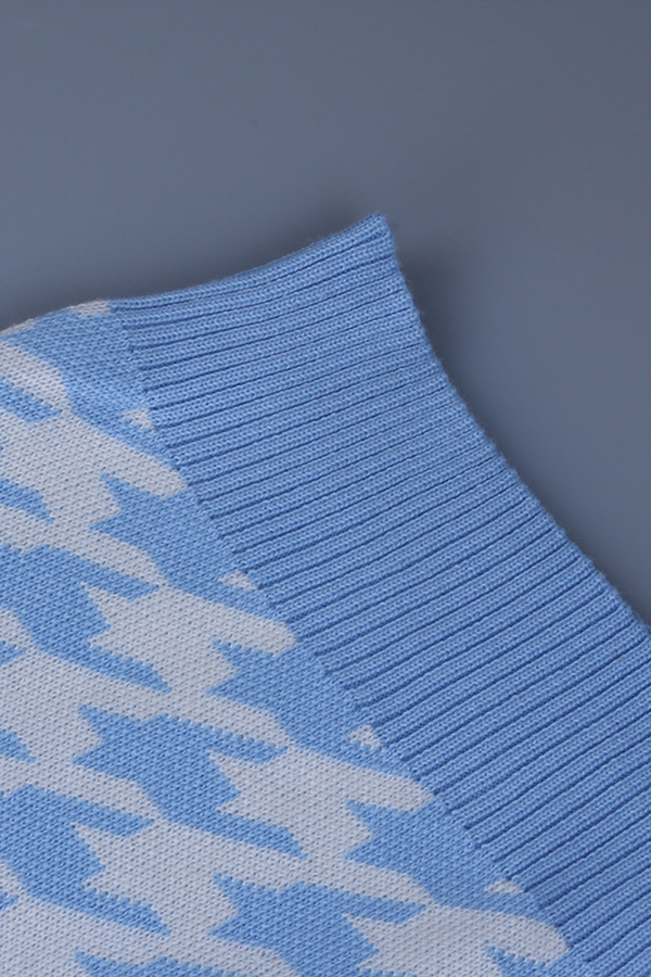 Stilla | Pullover med kontrasterende rundhalsudskæring i geometrisk patchwork mode gade