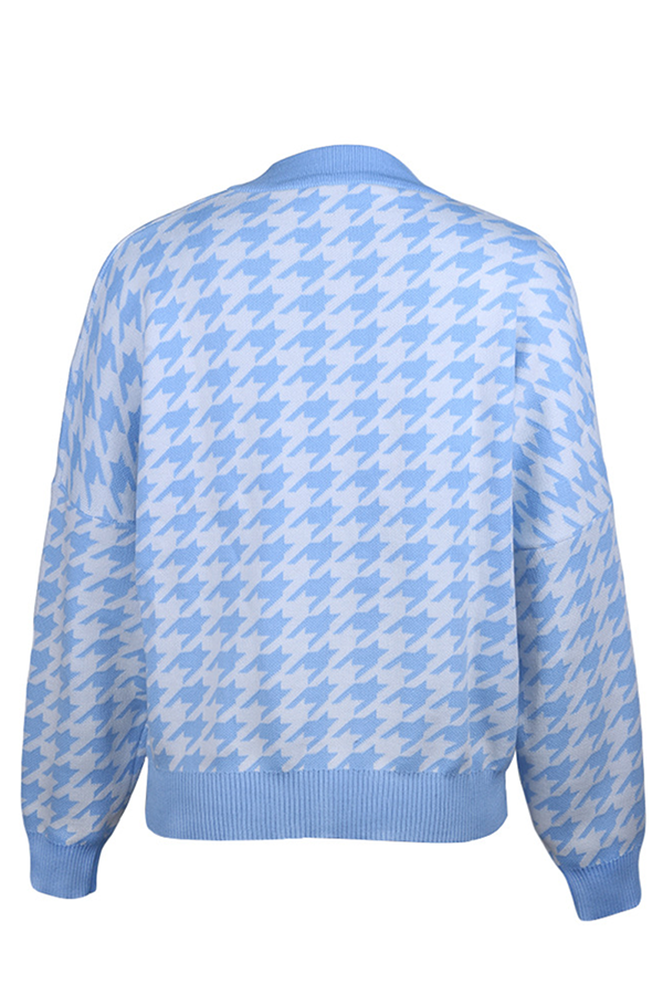 Stilla | Pullover med kontrasterende rundhalsudskæring i geometrisk patchwork mode gade
