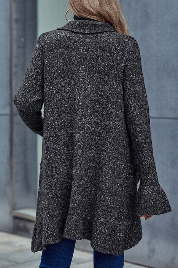 Stilla | Lækker Ensfarvet Udebluse Med Patchwork Volanger og Omklappet Krave