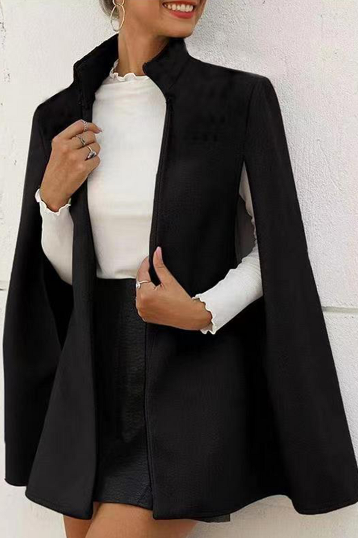 Stilla | Trendy, Elegant, Robust og Asymmetrisk Ydertøj Med Ståkrave og Slids