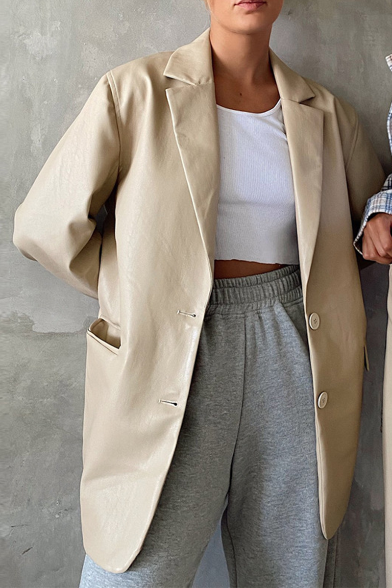 Stilla | Trendy, Elegant og Ensfarvet Ydertøj Med Omslået Krave og Lommerem.