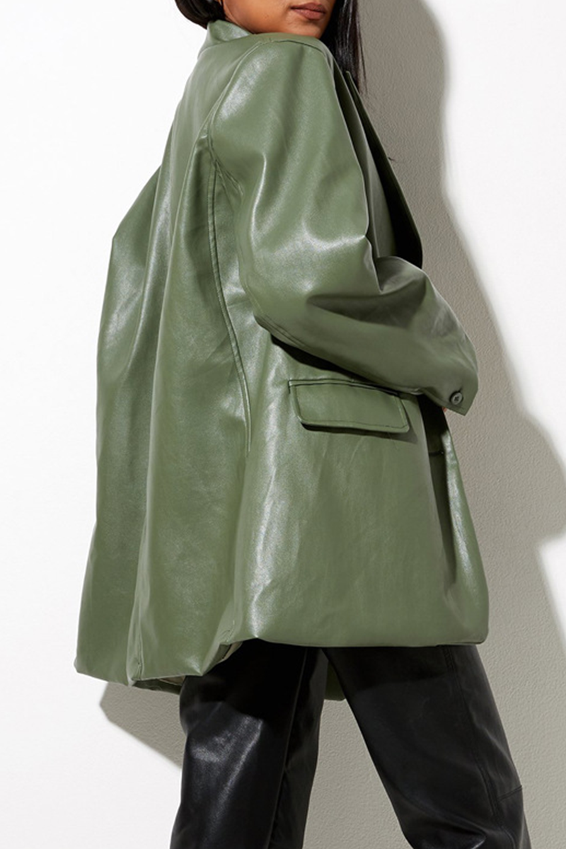 Stilla | Trendy, Elegant og Ensfarvet Ydertøj Med Omslået Krave og Lommerem.