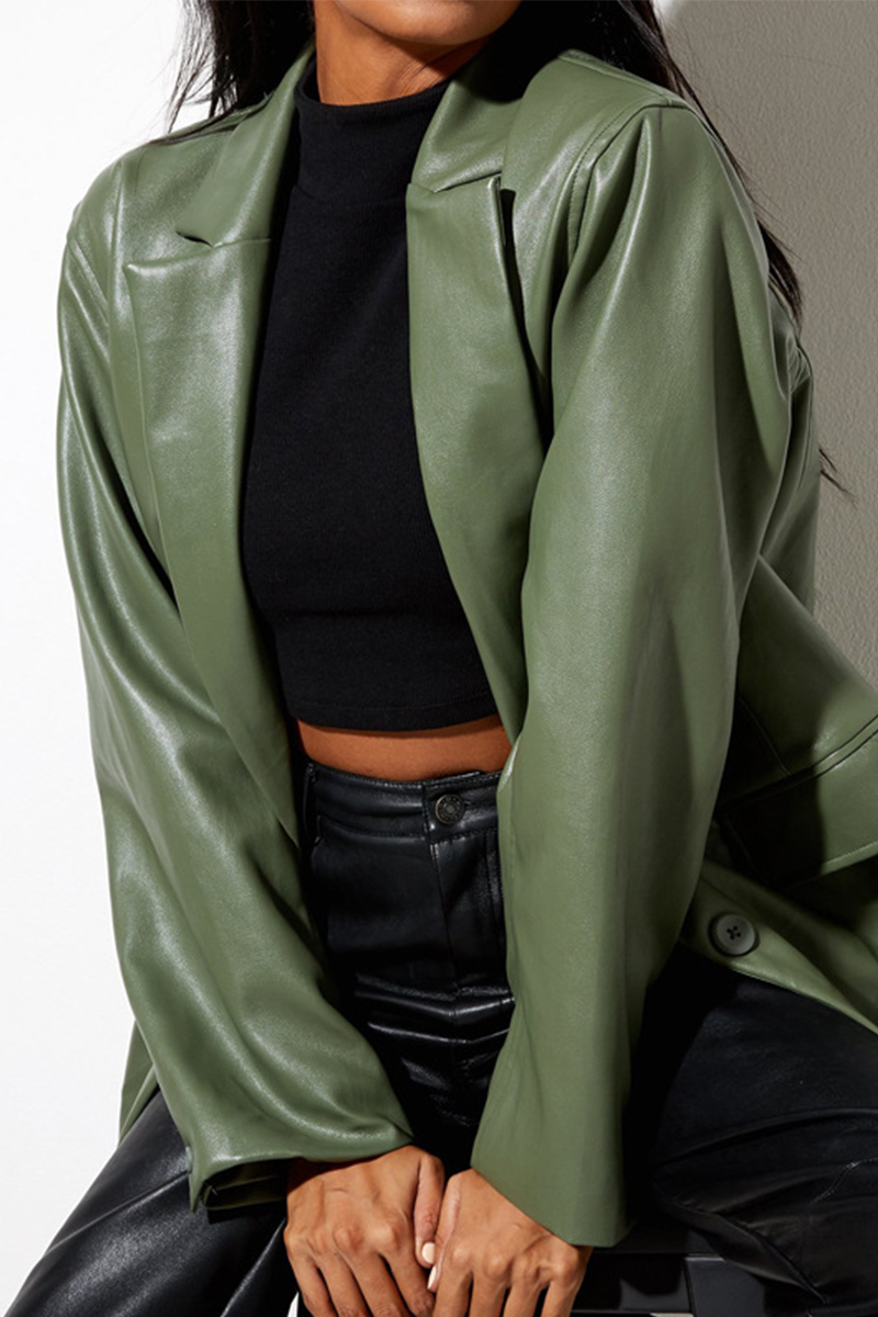 Stilla | Trendy, Elegant og Ensfarvet Ydertøj Med Omslået Krave og Lommerem.