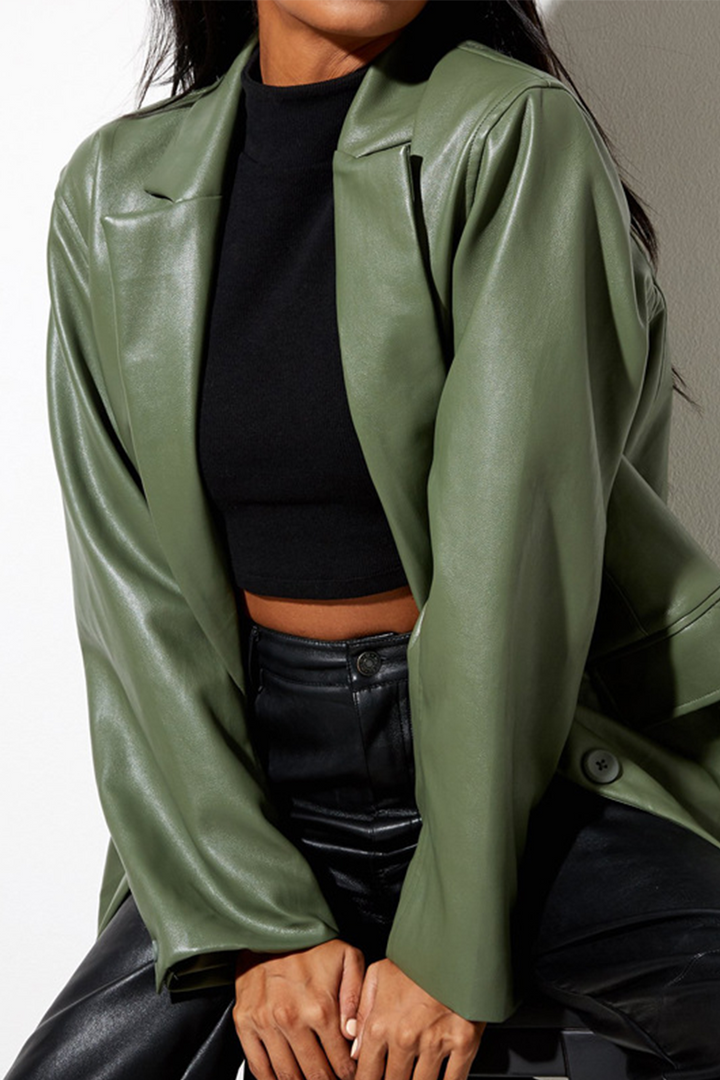 Stilla | Trendy, Elegant og Ensfarvet Ydertøj Med Omslået Krave og Lommerem.
