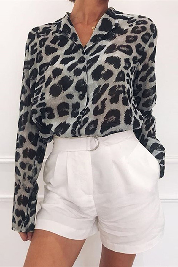 Stilla | Mode Toppe Med Leopard Sløjfe og Omslået Krave
