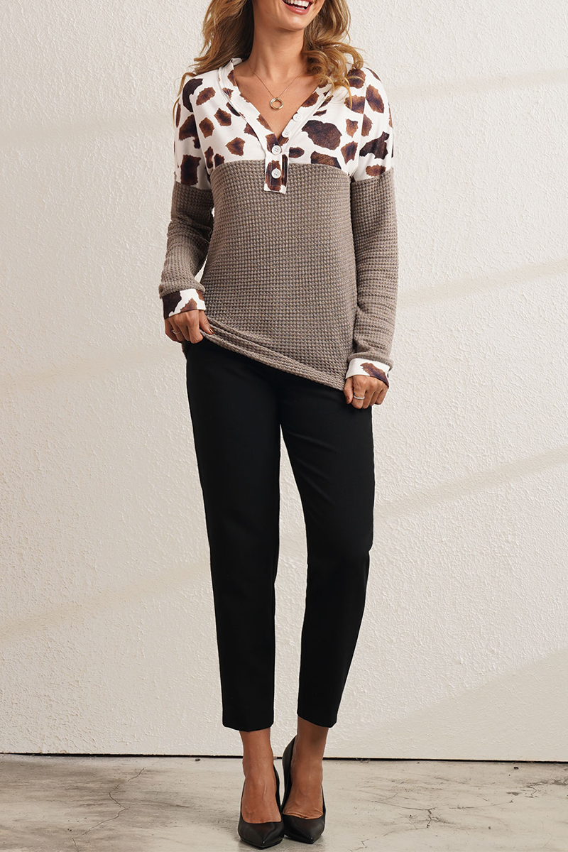 Stilla | Fritids toppe med V-udskæring i leopard patchwork