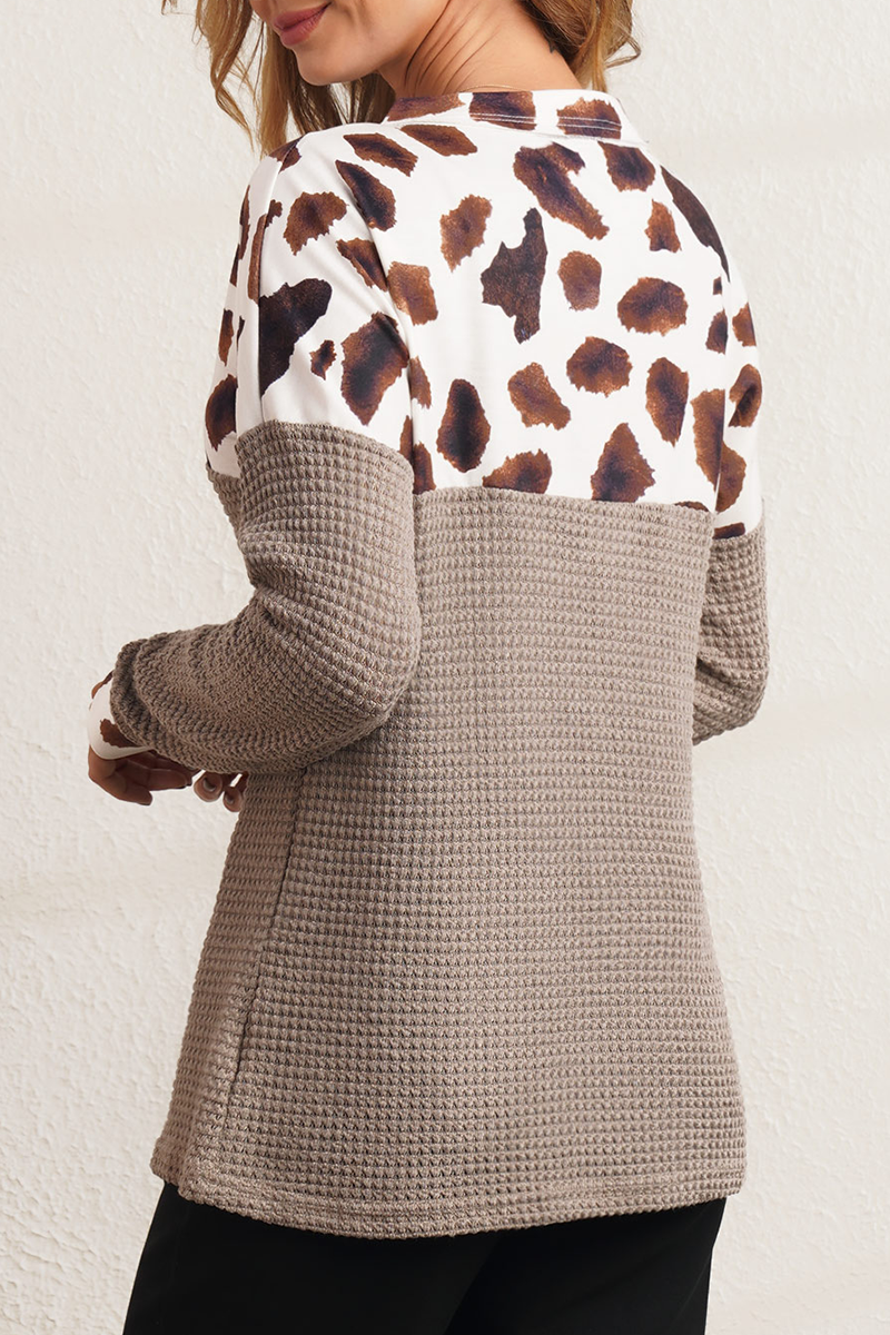 Stilla | Fritids toppe med V-udskæring i leopard patchwork