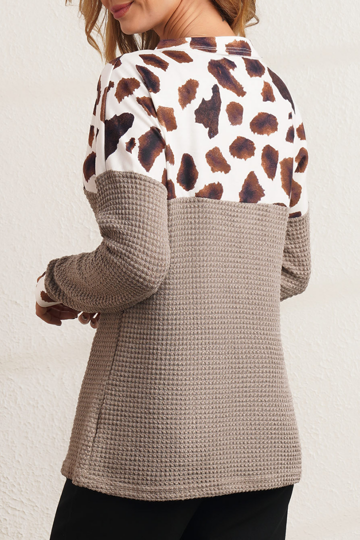 Stilla | Fritids toppe med V-udskæring i leopard patchwork