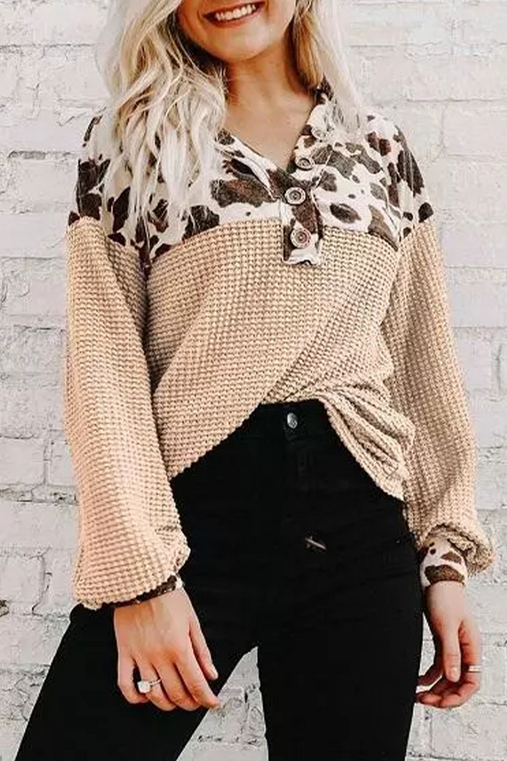 Stilla | Fritids toppe med V-udskæring i leopard patchwork