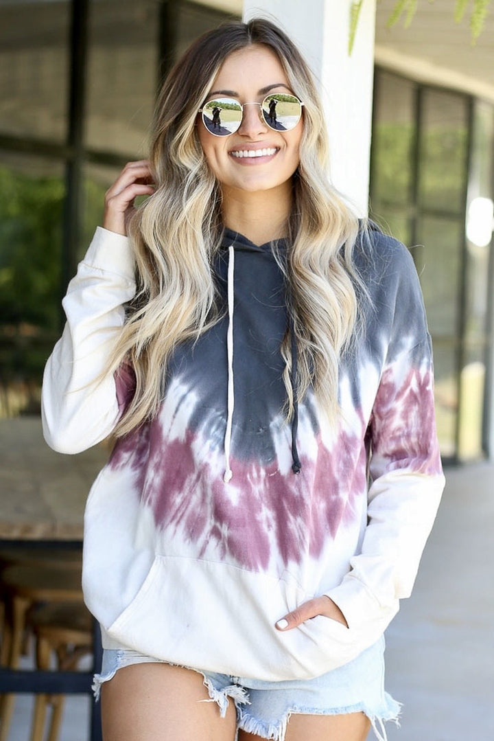 Dame hoodie i trendy batikdesign med kengurulomme og komfortabel pasform Stilla