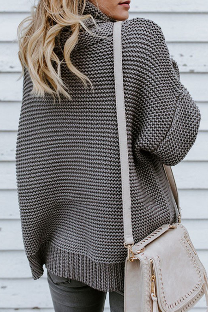 Stilla | Modetrøje med høj hals i ensfarvet patchwork-stil