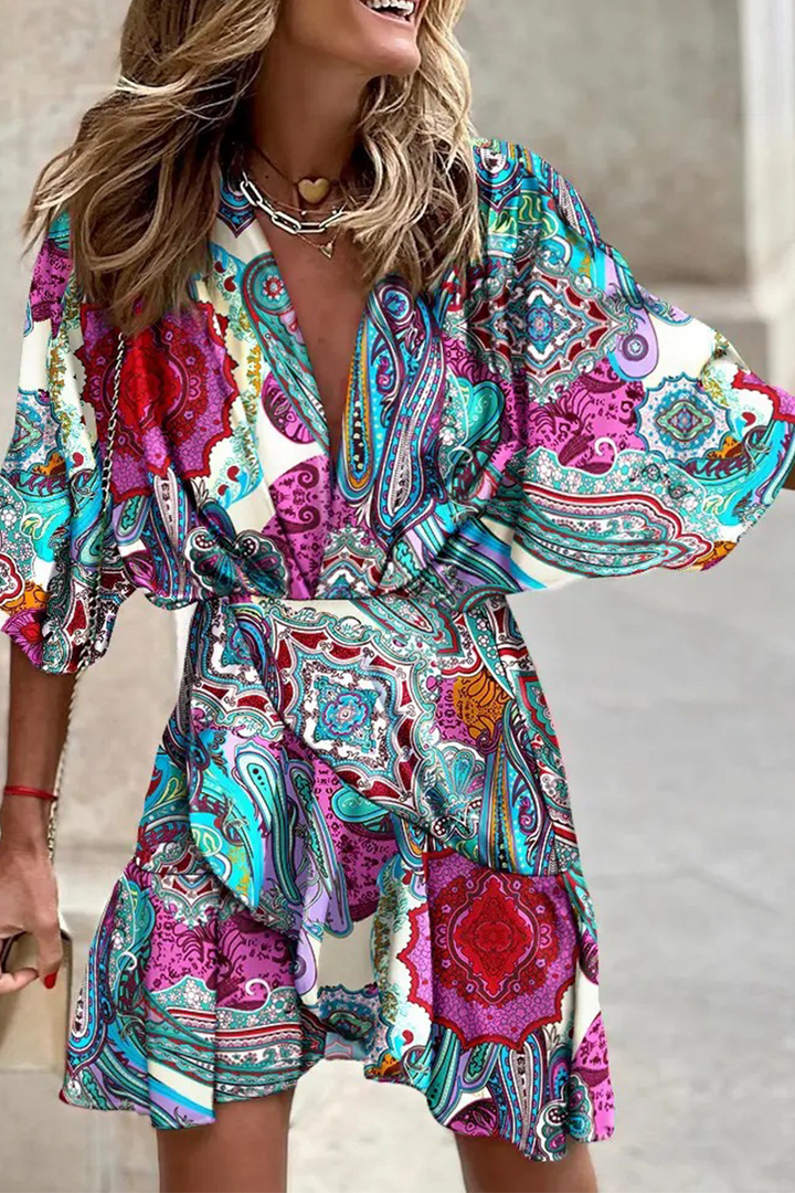 Stilla | Patchwork Kjole med Talje Snit og V-hals Print