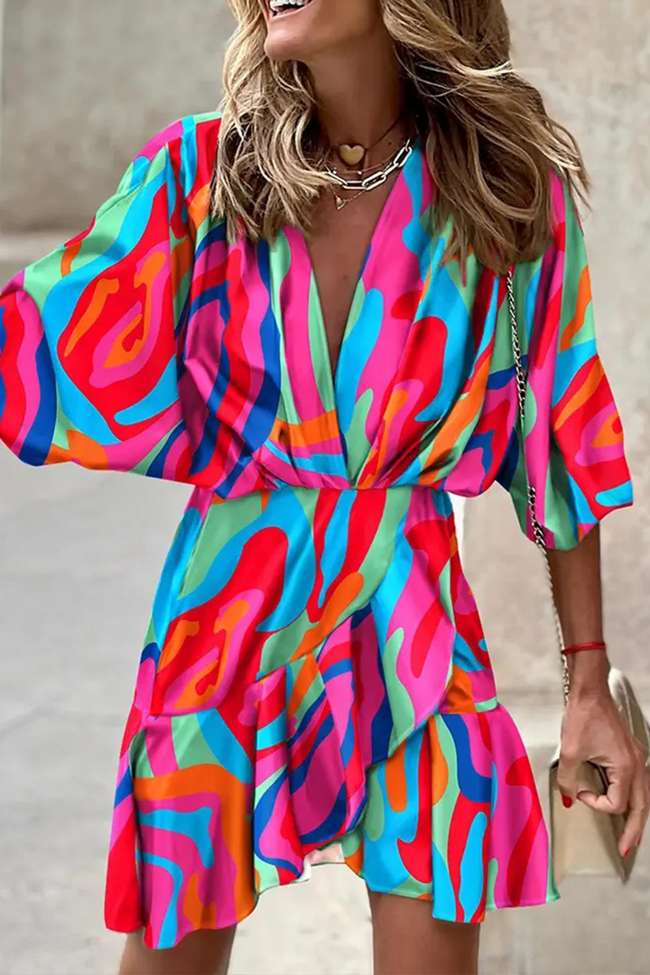 Stilla | Patchwork Kjole med Talje Snit og V-hals Print
