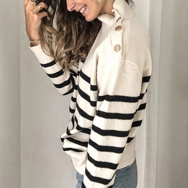 Kvindernes moderne stribede design sweater med turtle neck og knapdetaljer Stilla