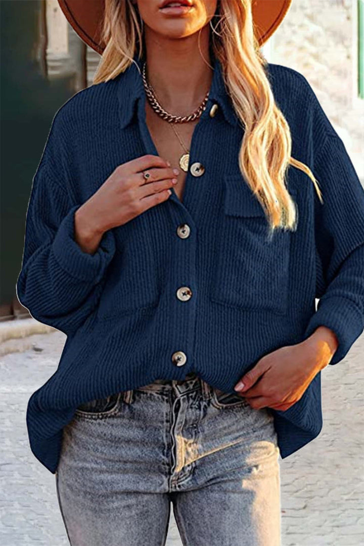 Stilla | Ensfarvet, Trendy og Casual Bluse med Omslået Krave og Lommer