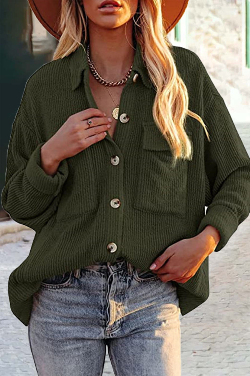 Stilla | Ensfarvet, Trendy og Casual Bluse med Omslået Krave og Lommer