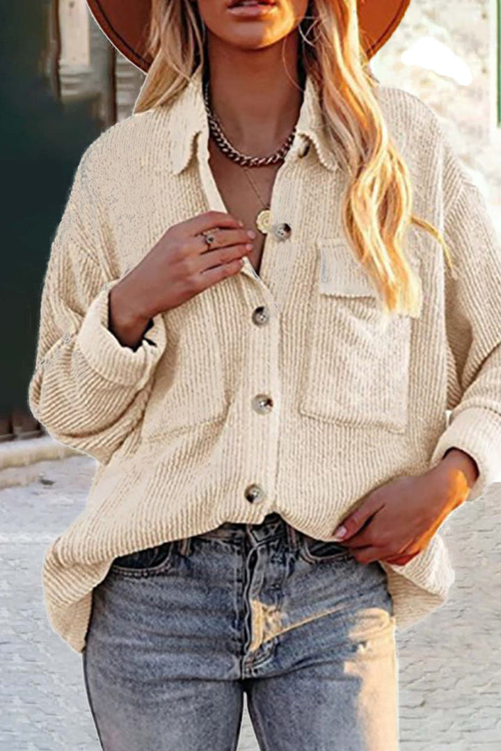 Stilla | Ensfarvet, Trendy og Casual Bluse med Omslået Krave og Lommer
