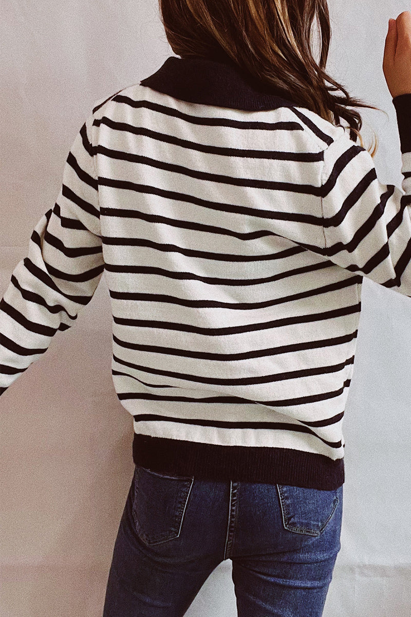 Stilla | Casual Sweater Med Stribede Knapper og Omslået Krave