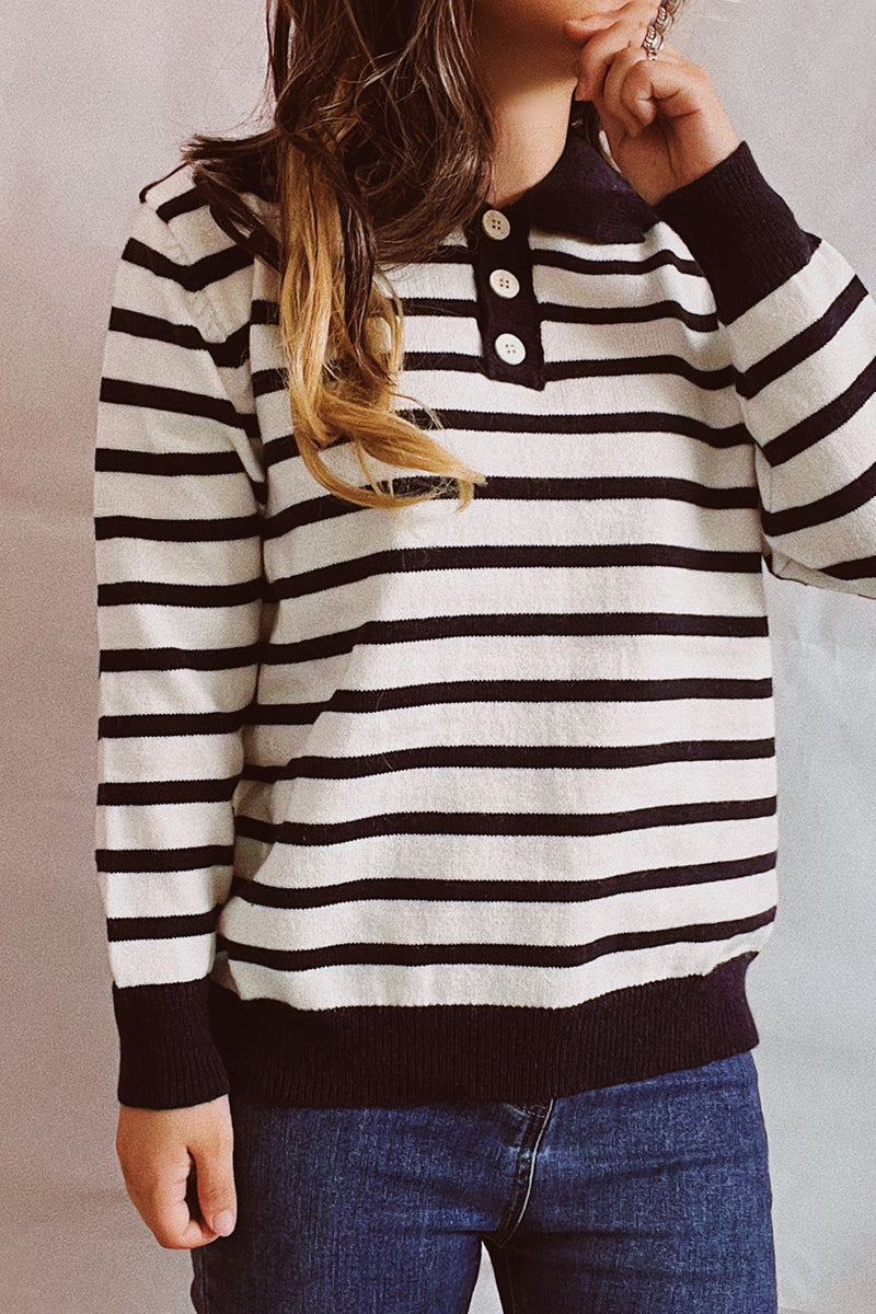 Stilla | Casual Sweater Med Stribede Knapper og Omslået Krave
