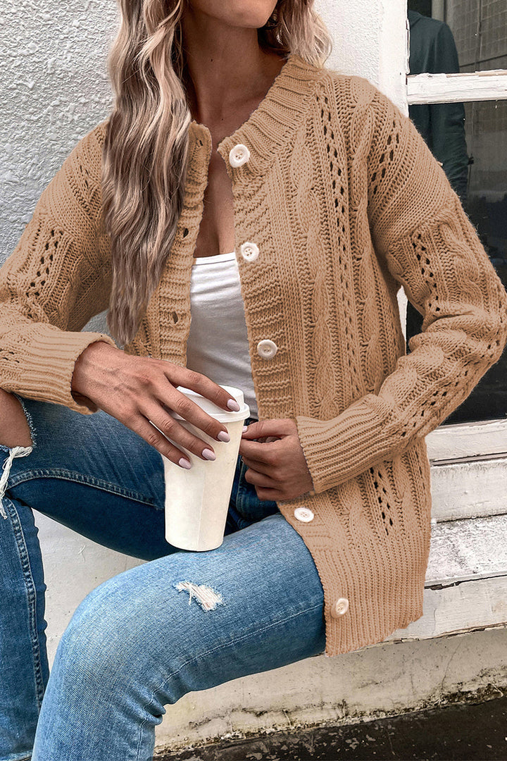 Stilla | Freizeitlige og Elegante Toppe i Enfarvede Designs med Hule Knapper og Rund Halssnit