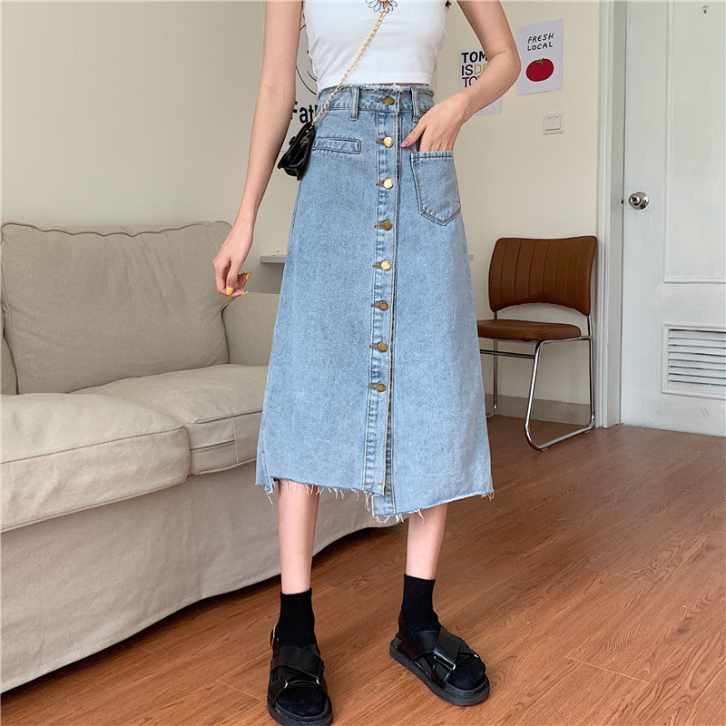 Kvinders lang denim nederdel med knapåbning og frynser