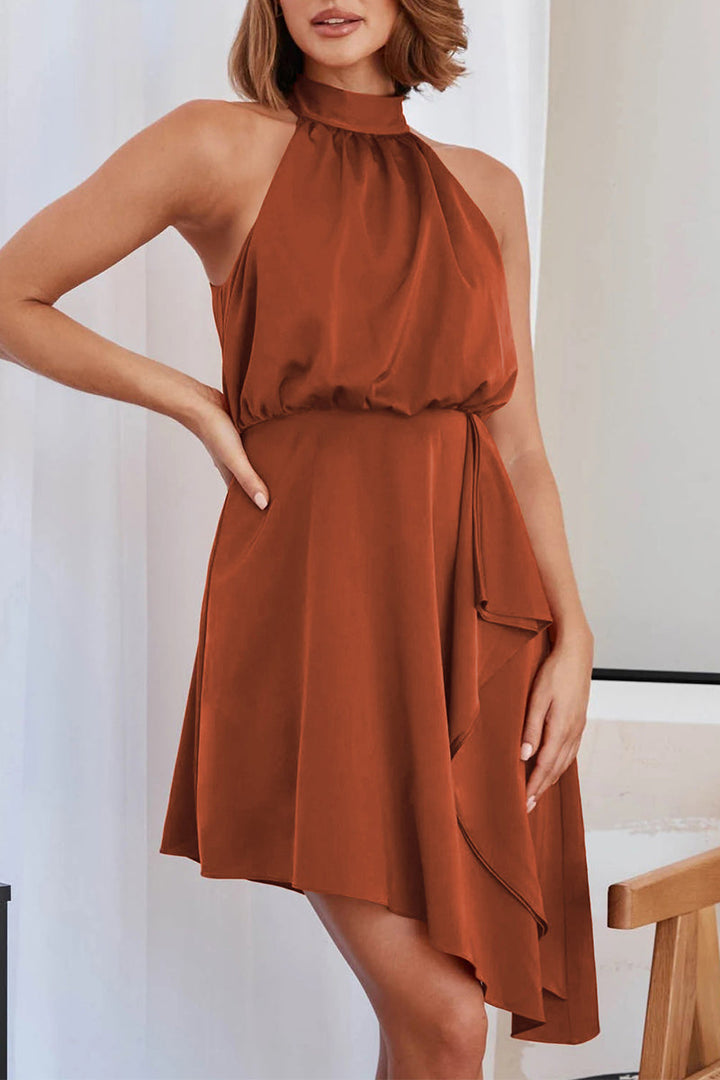 Stilla | Asymmetrisk Halterneck Kjole med Elegance