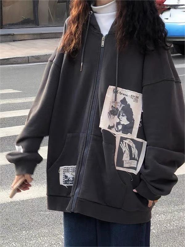 Stilla | Hoodie med Lappede Billeder og Lynlås