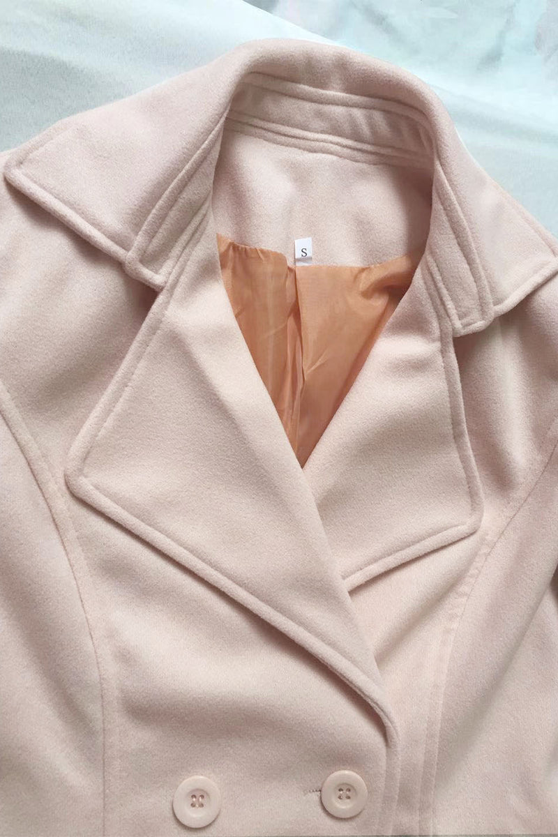 Stilla | Lækre og elegante ensfarvede udendørsbeklædning med omviklet krave og patchwork lukning.