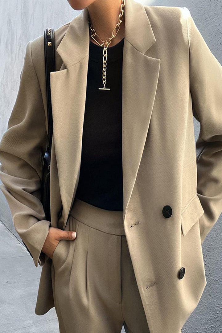 Stilla | Elegante Ensfarvede Knapper, Vendbar Krave, Lange Ærmer, To Delt
