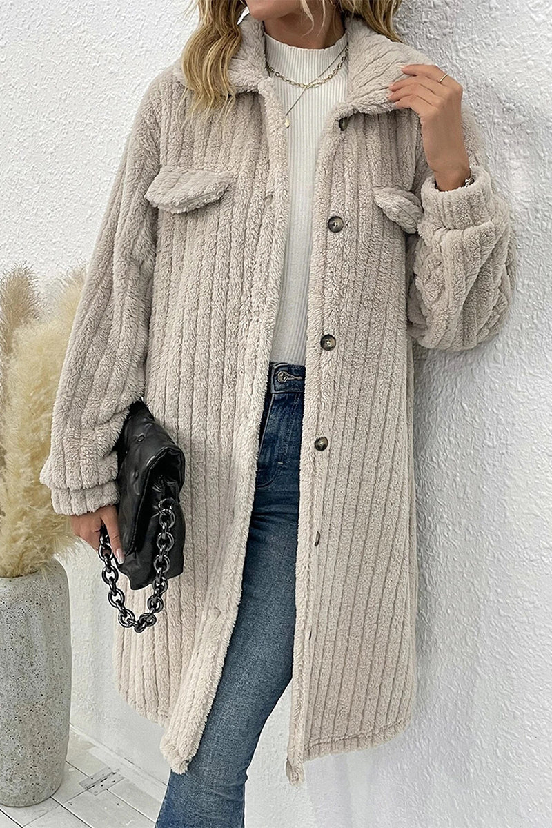 Stilla | Elegant Yderbeklædning Med Enfarvede Knapper og Omslået Krave