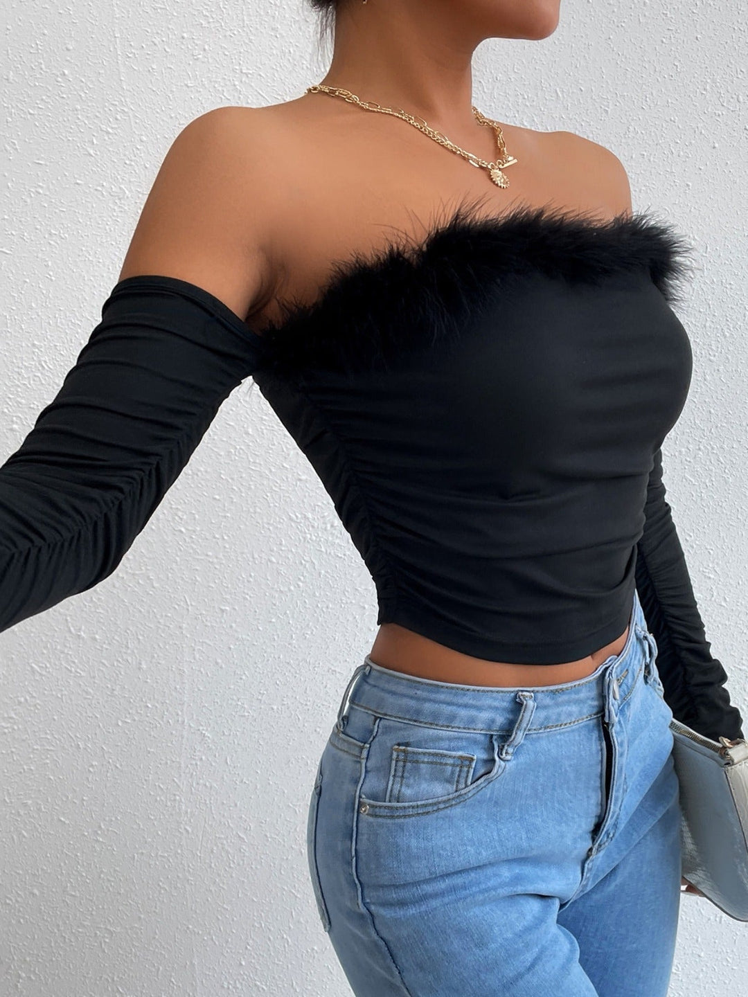 Stilla | Off Shoulder Top Med Kunstpelskant