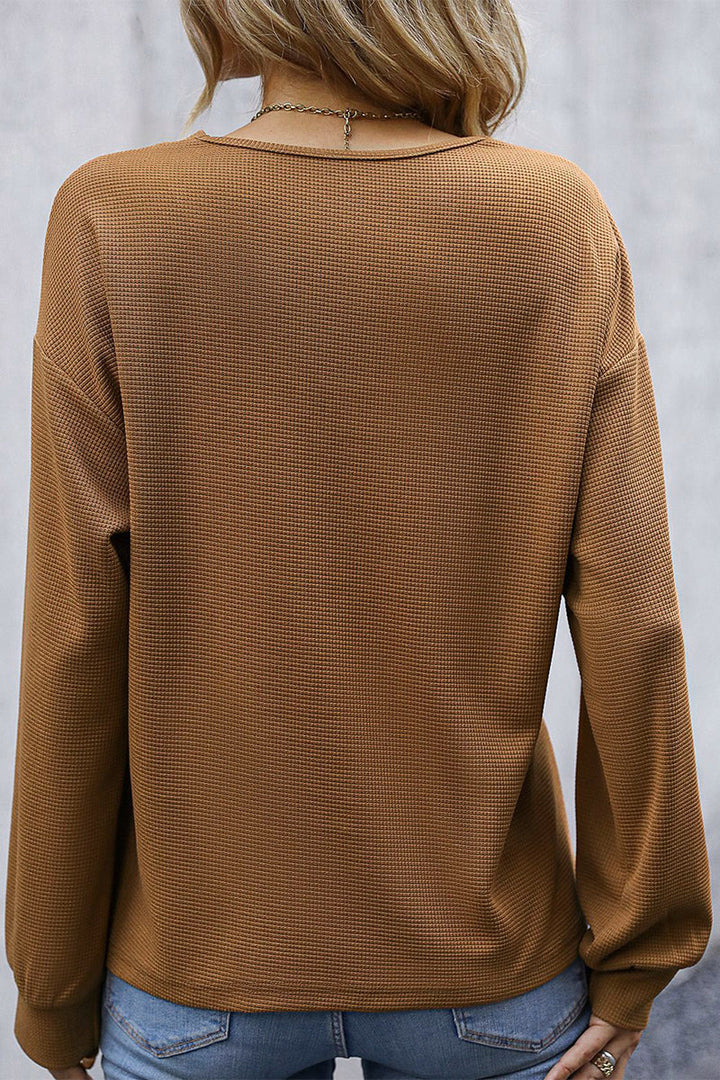Stilla | Lette bluser med ensfarvede knapper