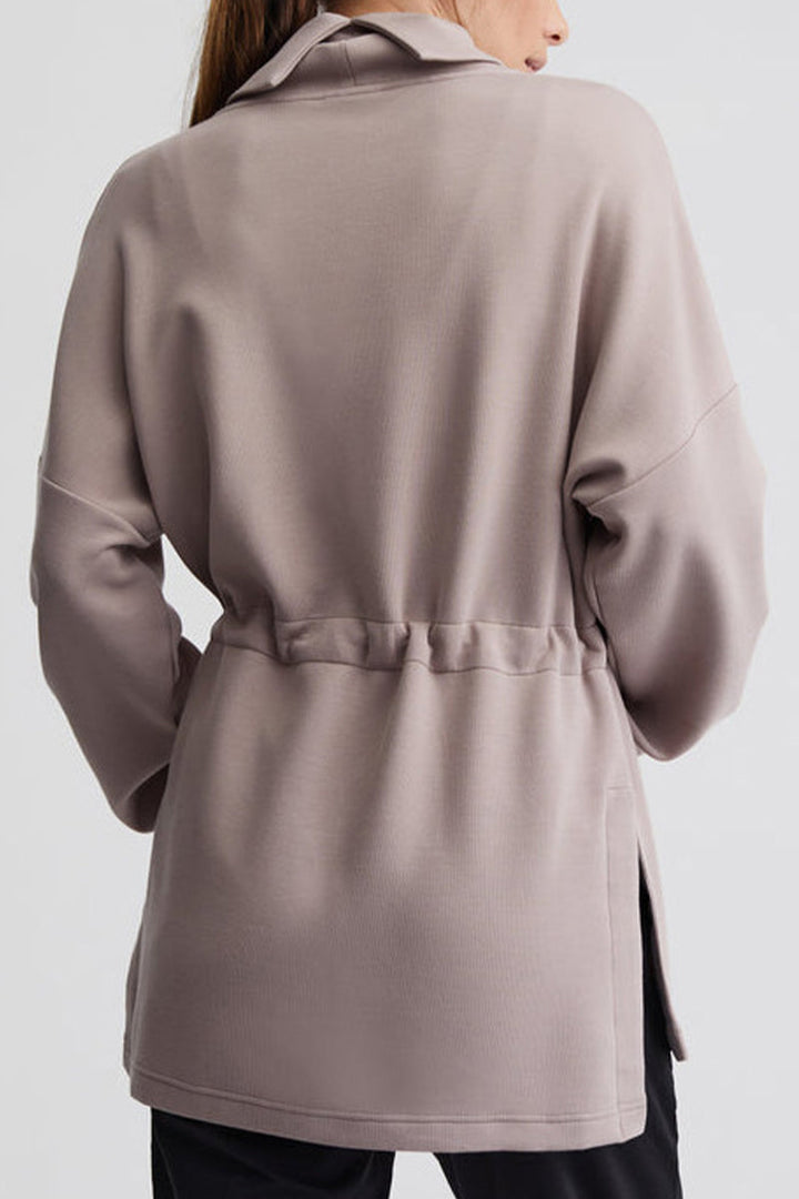 Stilla | Casual sweater med en ensfarvet høj hals og snøre