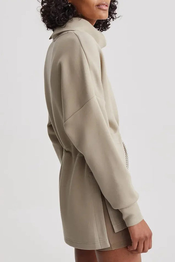 Stilla | Casual sweater med en ensfarvet høj hals og snøre