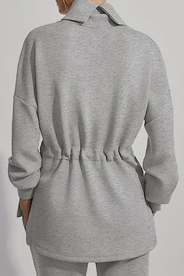 Stilla | Casual sweater med en ensfarvet høj hals og snøre