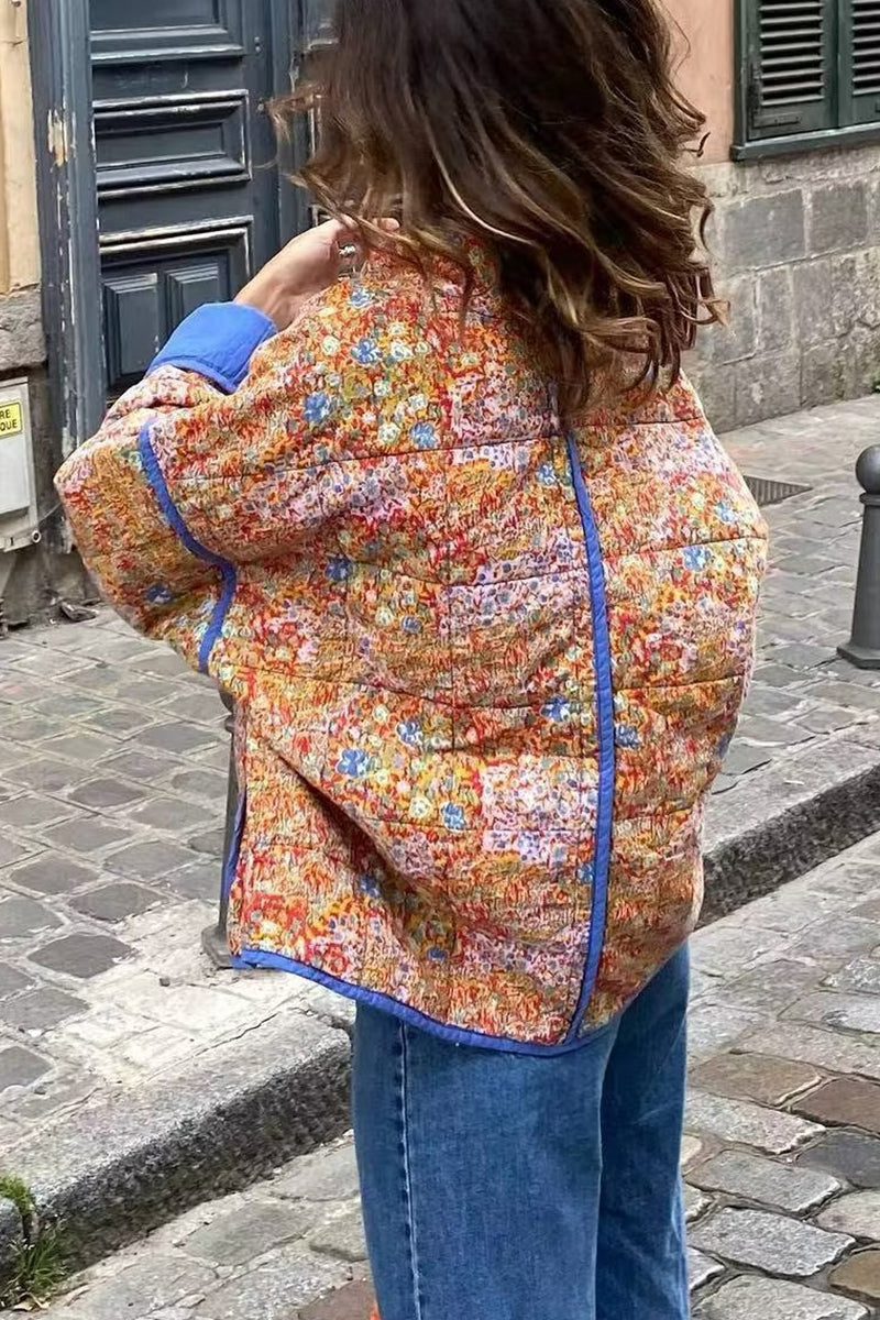Stilla | Britisk Inspireret Outdoor Tøj Med Floralt Patchwork og Ståkrave