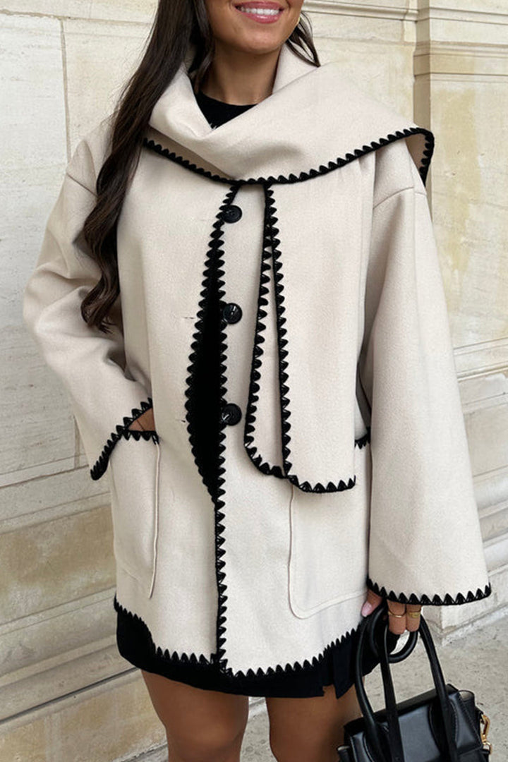 Stilla | Casual Britisk Outdoor Beklædning Med Ensfarvede Knapper Og Kontrasterende Skalkrave.