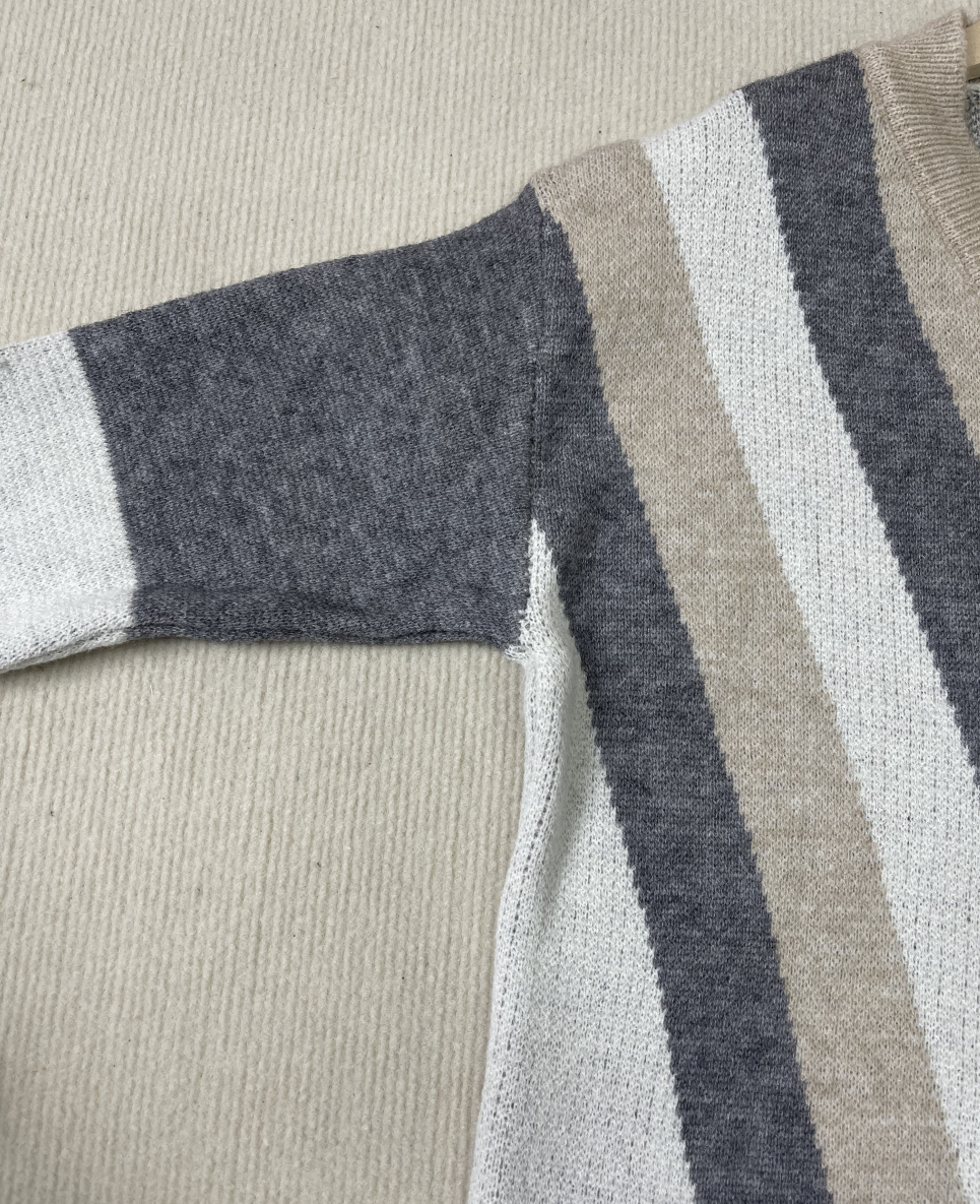 Stilla | Brun sweater med V-udskæring og lange ærmer
