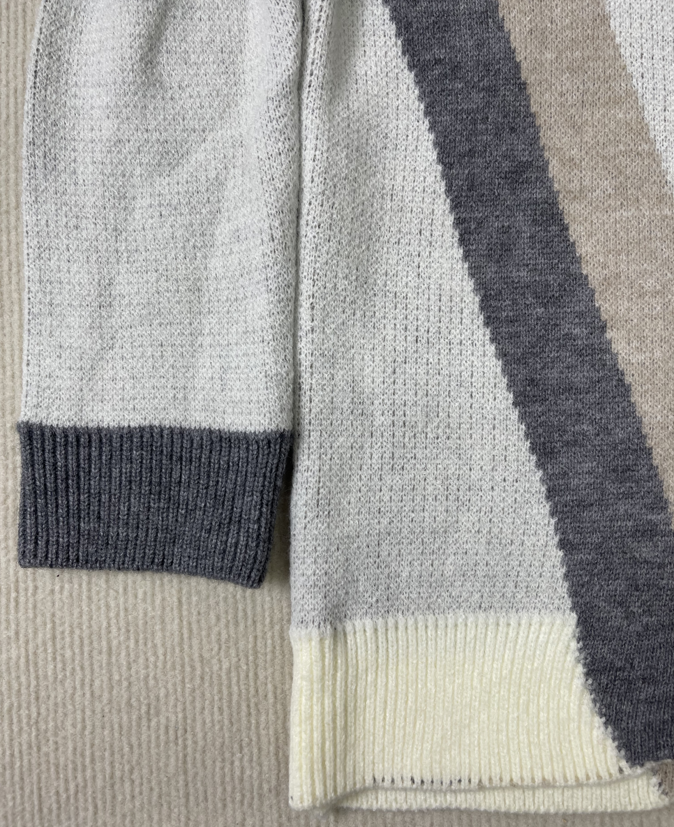 Stilla | Brun sweater med V-udskæring og lange ærmer