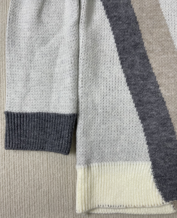 Stilla | Brun sweater med V-udskæring og lange ærmer