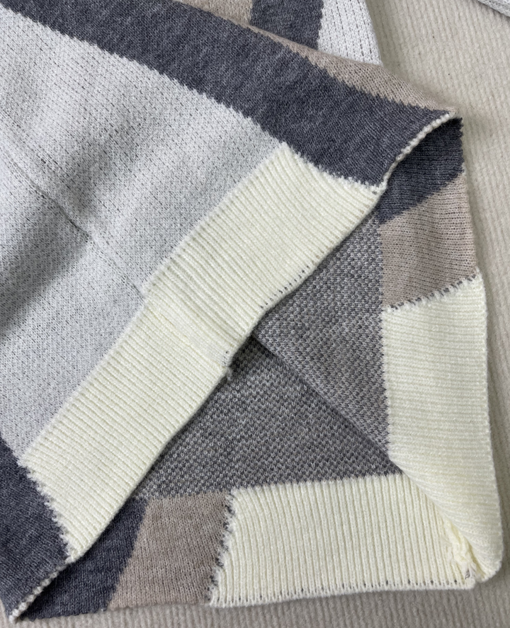 Stilla | Brun sweater med V-udskæring og lange ærmer