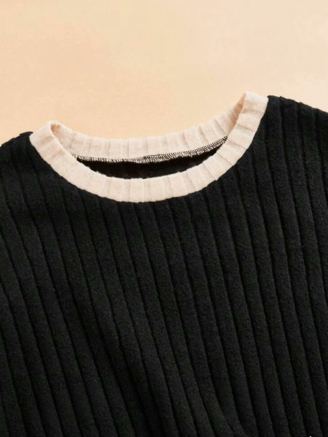 Stilla | Langærmet top og kontrastfarvet bootcut bukser med rund halsudskæring
