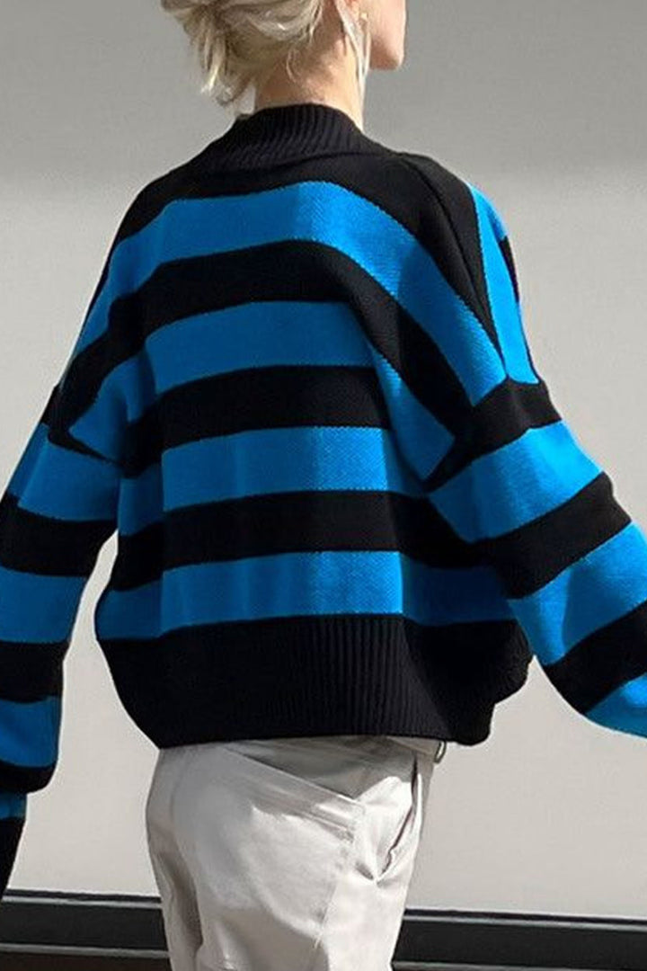 Stilla | Streetwear Overbeklædning Med Kontrastfarvet Stripet Stof og V-udskæring